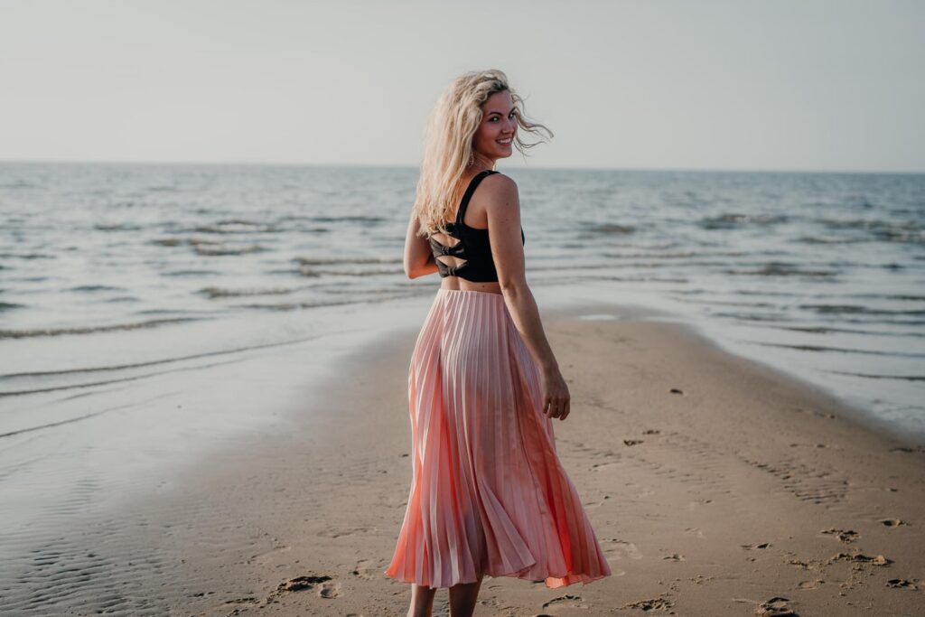 Mareike posiert bei einem Outdoor-Shooting am Strand.