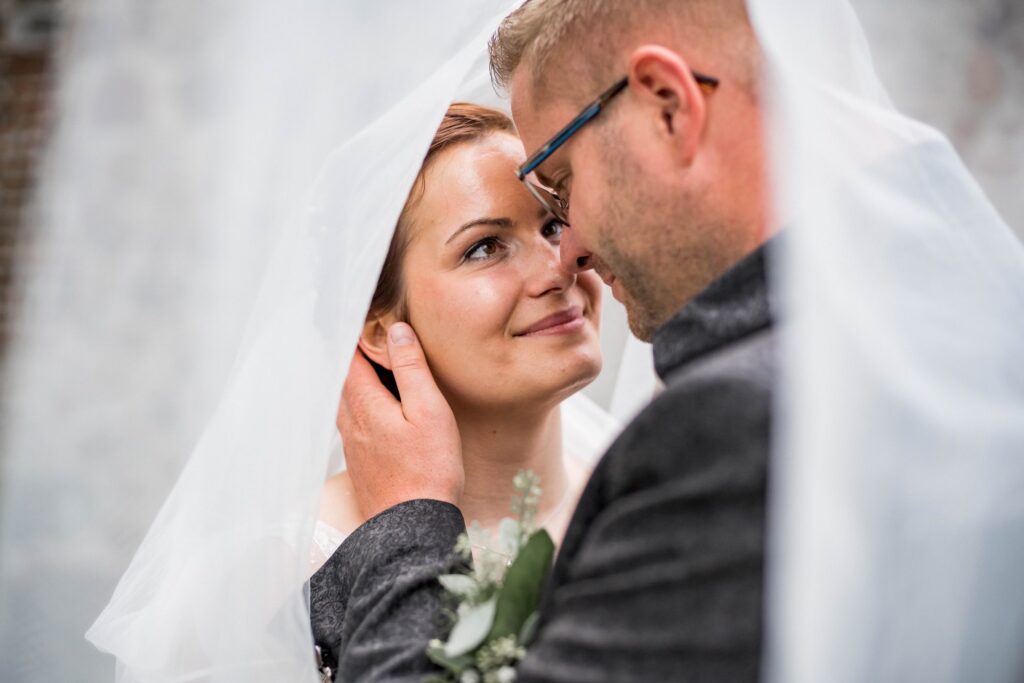 Saskia und Christian schauen sich verliebt in die Augen.