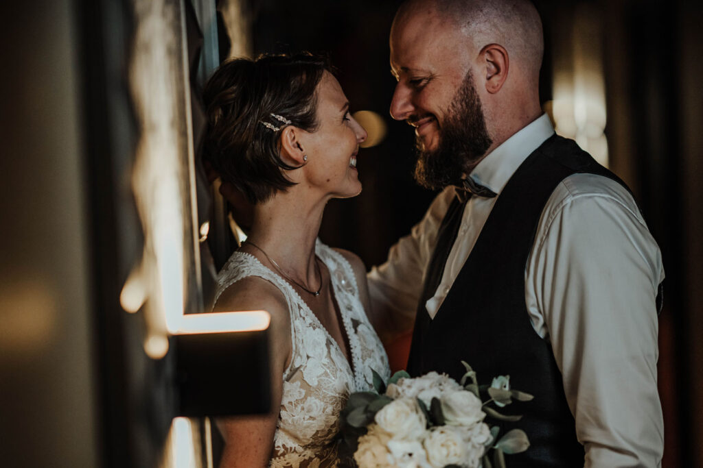 Patrizia und Volker schauen sich innig in die Augen am Tag ihrer Hochzeit.