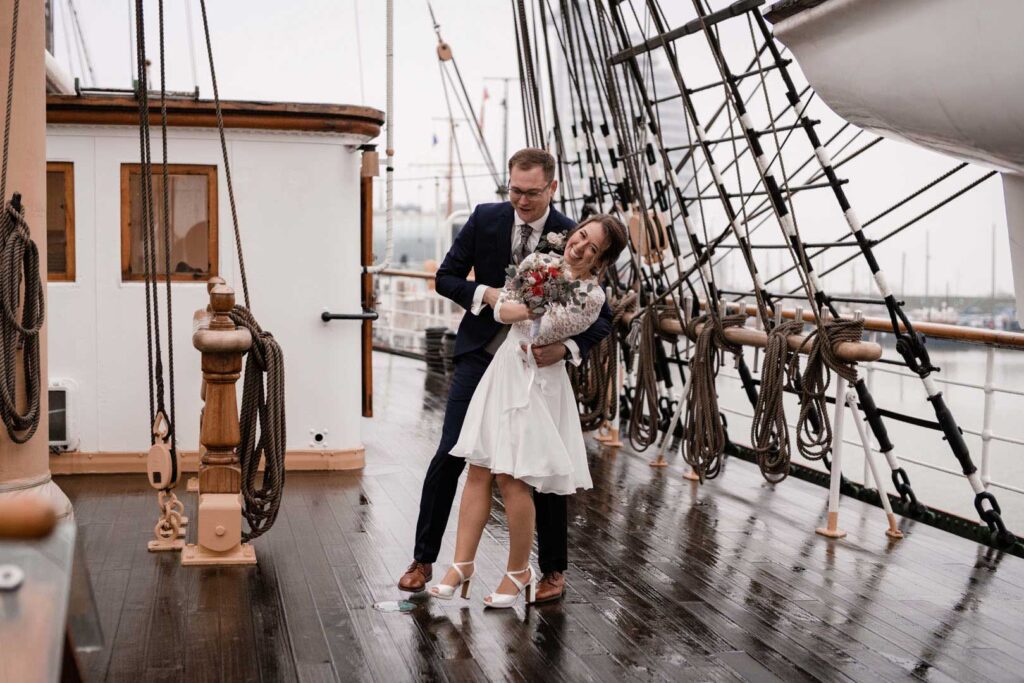 Sarah und Janis bei einem Hochzeits-Shooting an Board eines schönen Segelschiffes.