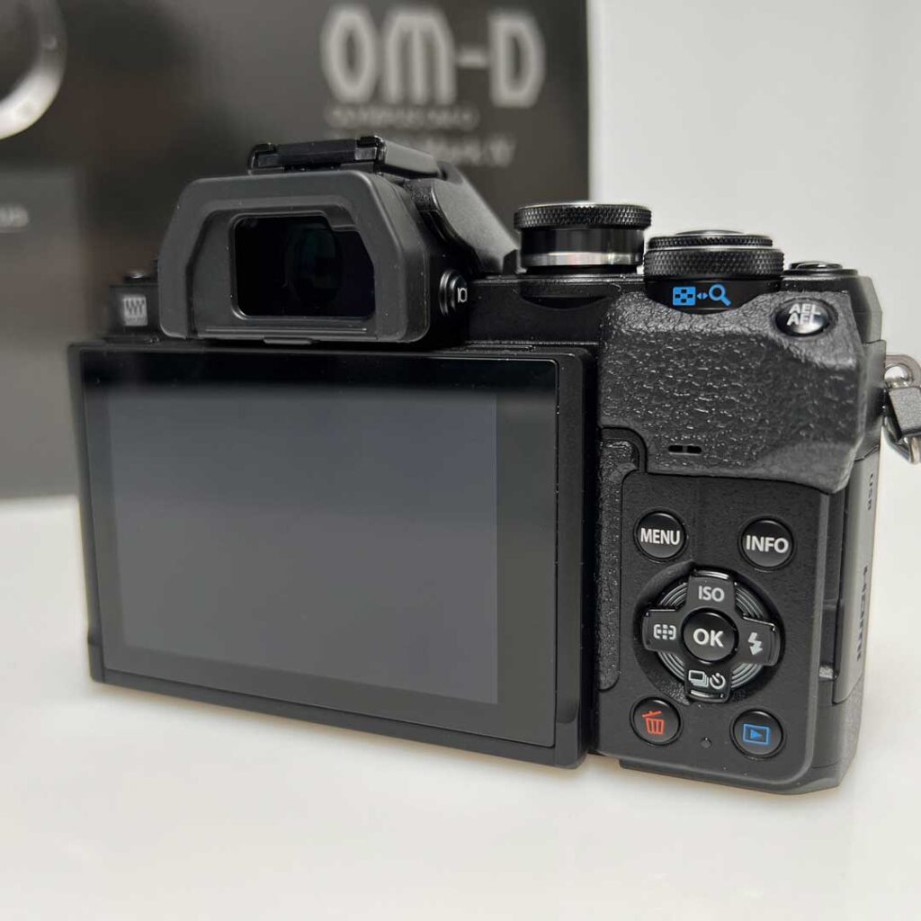 Rückansicht einer OM-D E-M10 Mark IV Kamera mit ausgeklapptem Display